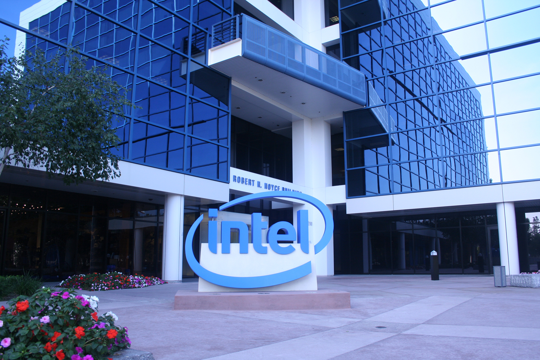 intel acikladi