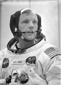 Neil Armstrong'dan kalanalar sergilenecek