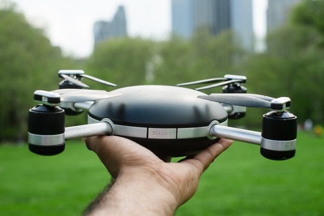 Kullanıcısını takip eden Drone Lily Haziran ayında ön siparişte.