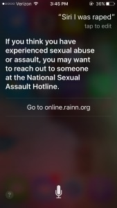 Görselde kullanıcı Siri'ye "Tecavüze uğradım" diyor ve Siri de onu ne yapması, hangi kuruma başvurması gerektiği konusunda bilgilendiriyor.