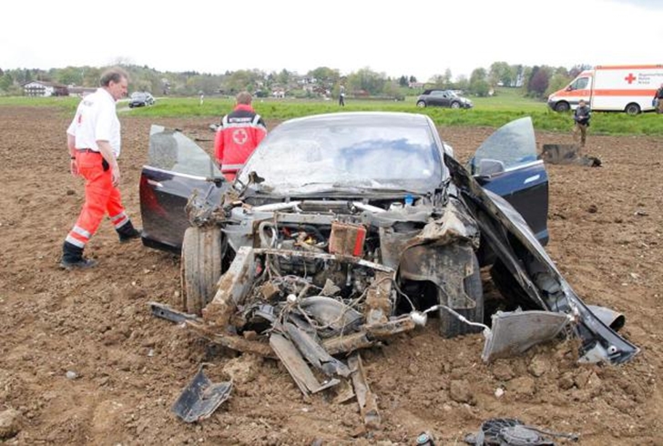Tesla Model S, 5 Kişiyi Hayatta Tuttu!