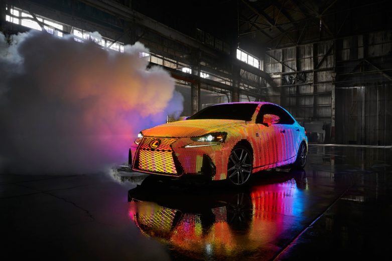 Lexus tarafından 42 bin LED ışıklı araba
