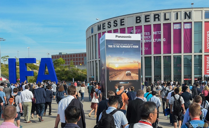 IFA 2018'de Huawei Mate 20 Bir Çalışanın Elinde Görüldü!