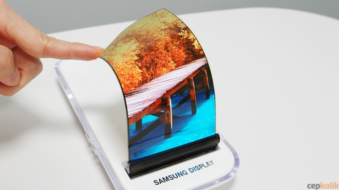 Samsung, Katlanabilir Ekranlı İlk Akıllı Telefonu Daha Erken Tanıtabilir!