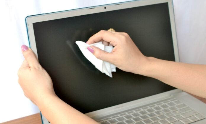 dizüstü bilgisayarın ekranı nasıl temizlenir