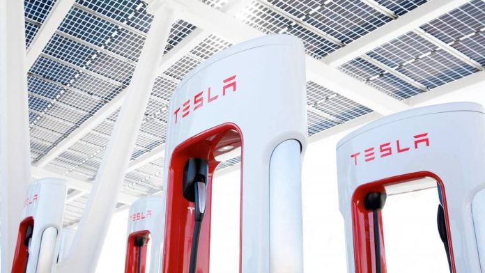 Tesla, Tesla olmayan Elektrikli Otomobiller için İtalya'da Supercharger'larını açtı
