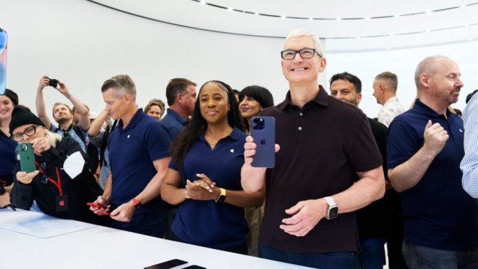 Apple CEO'su Tim Cook, 2023'te 35 milyon dolarlık maaş kesintisi aldı