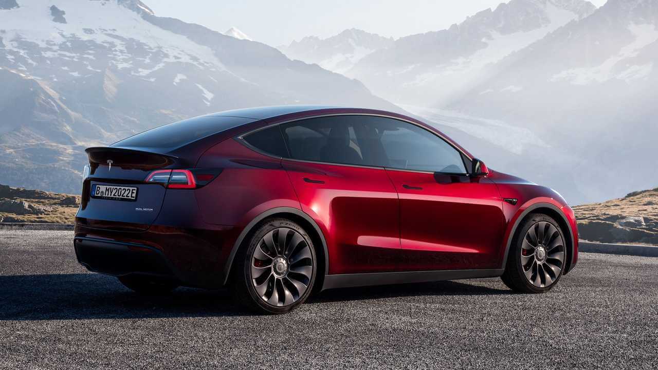 gece yarisi kiraz renkli model y tesla avrupa