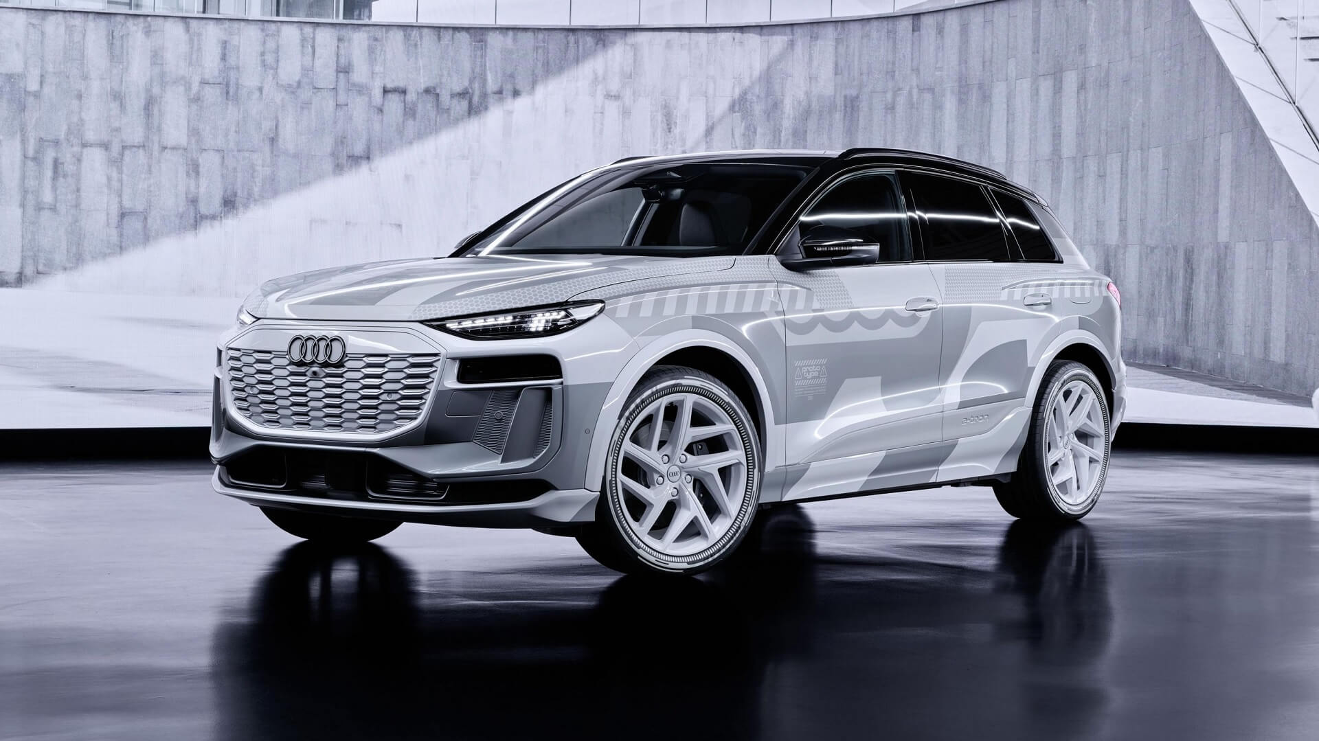 Audi üç ekranlı Q6 E-tron'un iç mekanını tanıttı