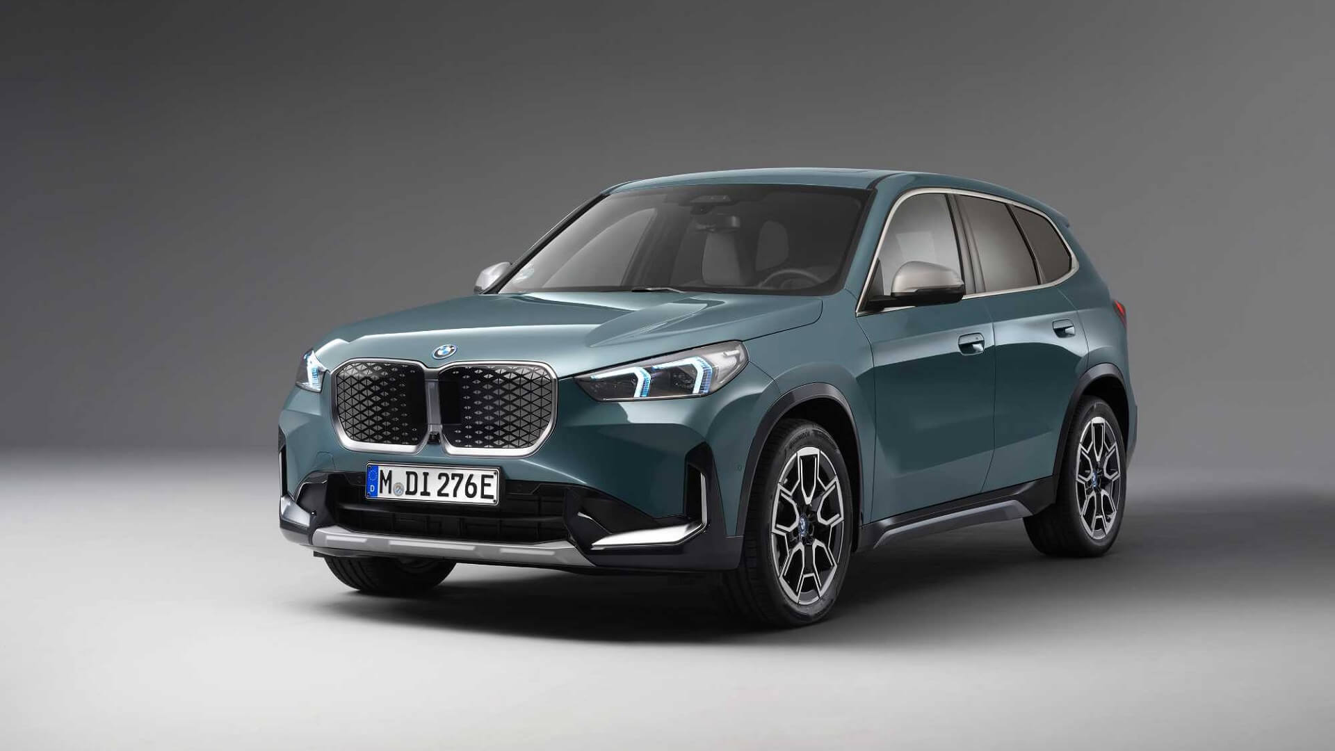 BMW şimdiye kadarki en ucuz elektrikli SUV'unu tanıttı - iX1 eDrive20