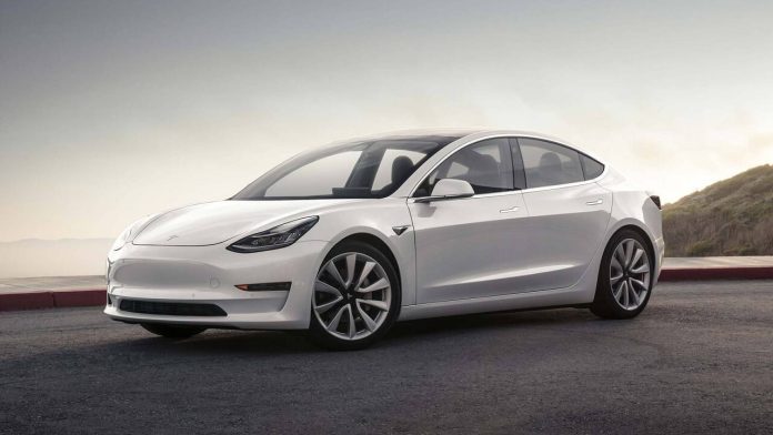Tesla, eski Model 3 araçları için elektrikli bagaj güncellemesi getirdi