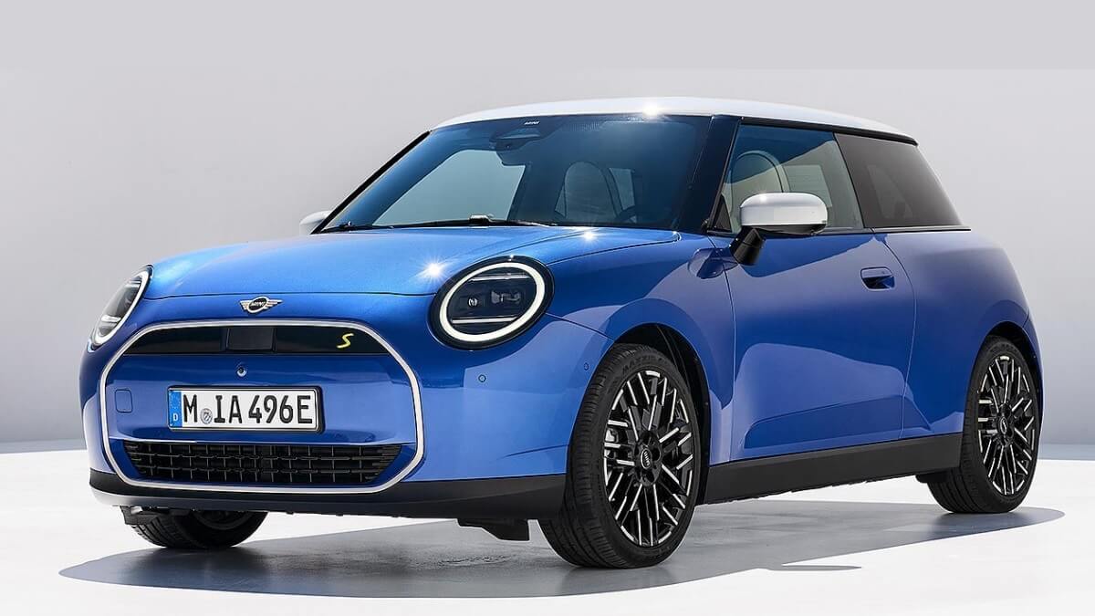 Çin'de üretilen yeni elektrikli MINI Cooper montaj hattından çıktı, 2024'te pazara girecek