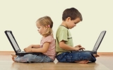 Çocuklara bilgisayar verirken izleyin